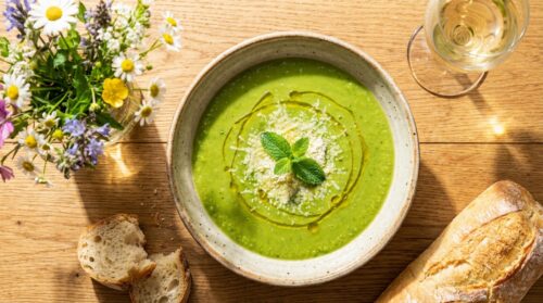Fresca, cremosa e pronta in 20 minuti: la minestra di primavera perfetta